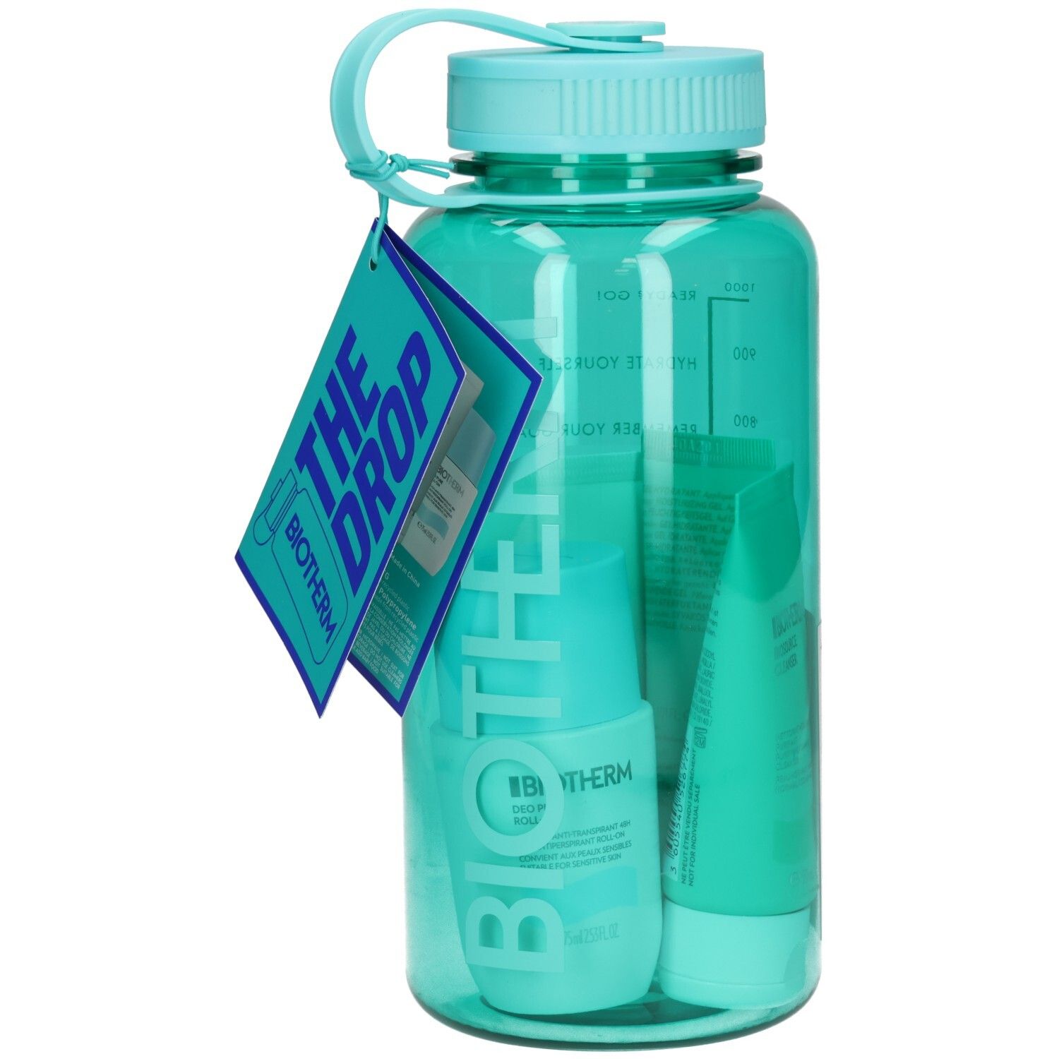 Türkise Wasserflasche mit Pflegeprodukten, darunter ein Spender mit Biotherm-Logo.