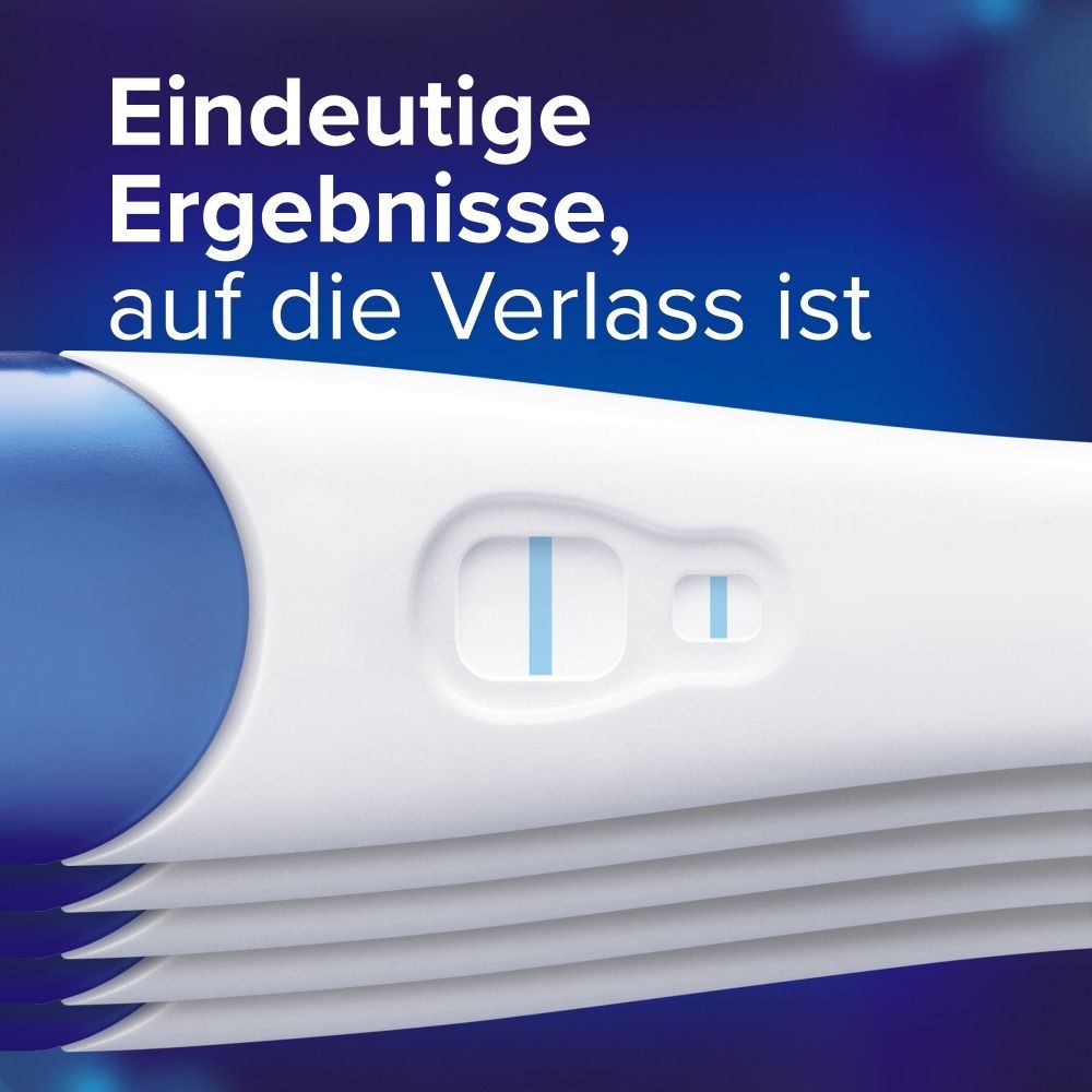 Nahaufnahme eines Clearblue Schwangerschaftstests mit zwei blauen Linien, die ein positives Ergebnis anzeigen.