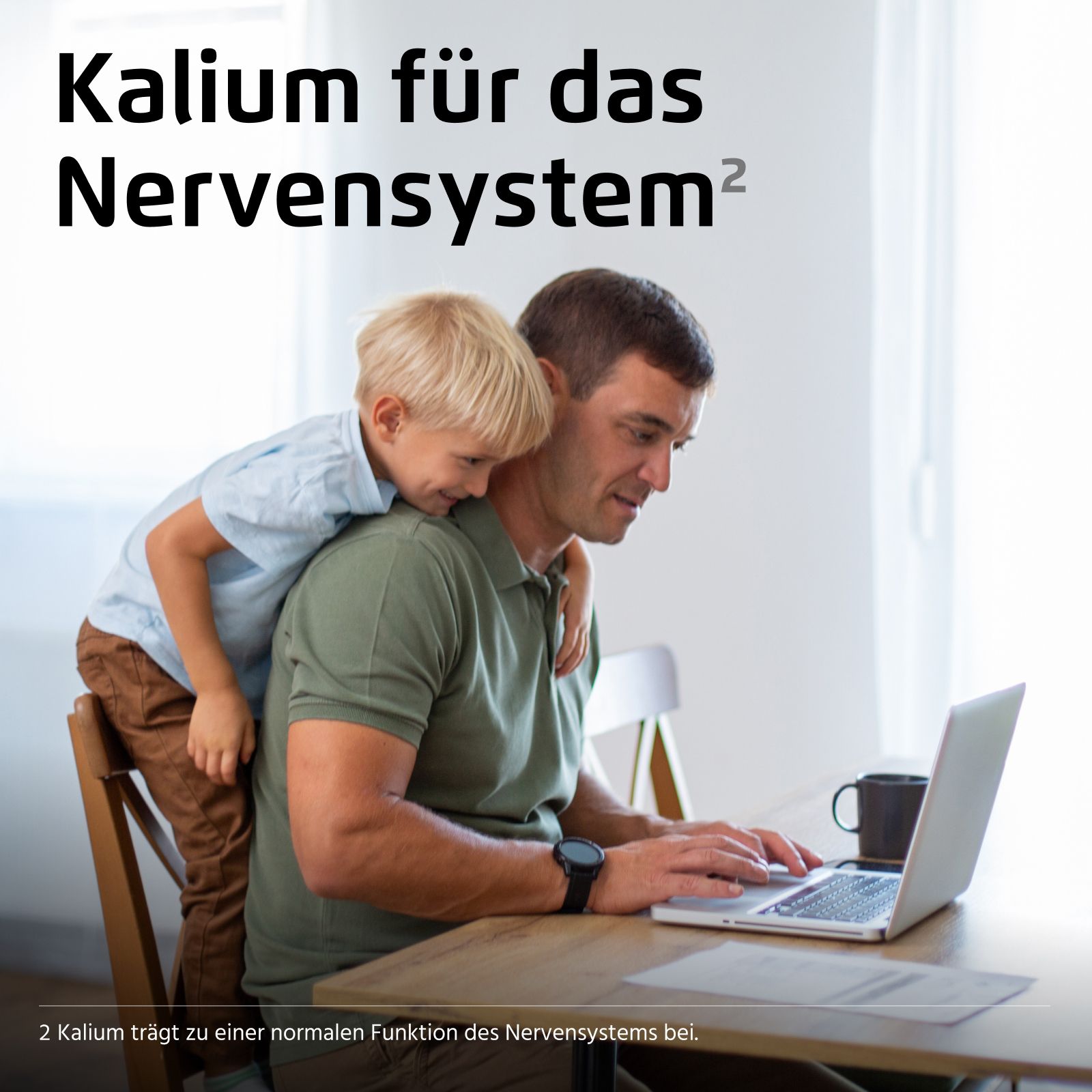Ein Vater arbeitet am Laptop, während sein Sohn ihn umarmt.