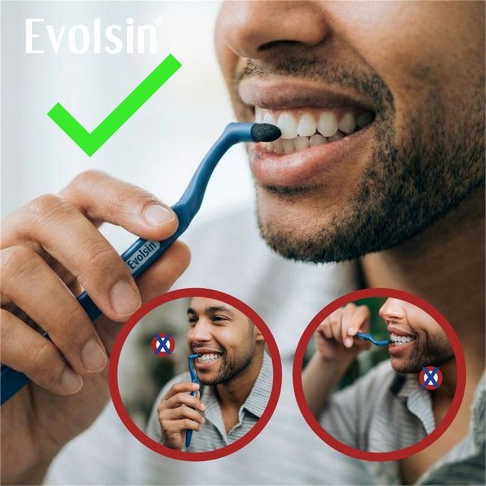 Mann reinigt Zähne mit blauem Interdentalbürsten-Set von Evolsin.
