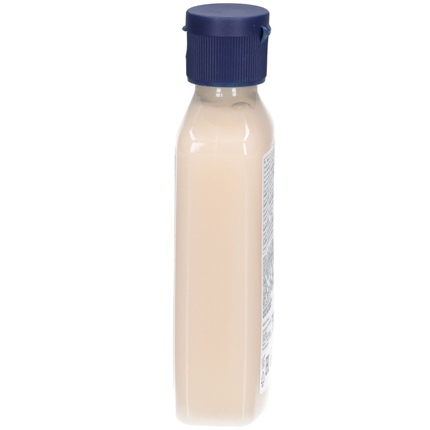 Seitenansicht der PHYTO NUTRITION Nourishing Shampoo Flasche. Cremefarbene Flüssigkeit sichtbar.