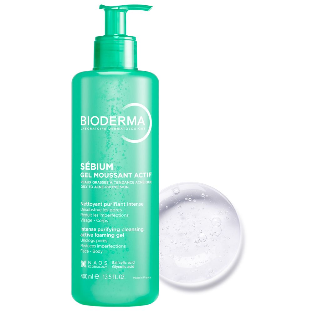 Grüne Pumpeflasche mit Bioderma Sébium Gel Moussant Actif, 400ml. Daneben eine kleine Probe des Gels.
