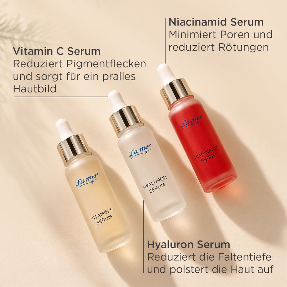 Drei La Mer Seren: Vitamin C, Hyaluron und Niacinamid in Glasflaschen mit Pipetten.