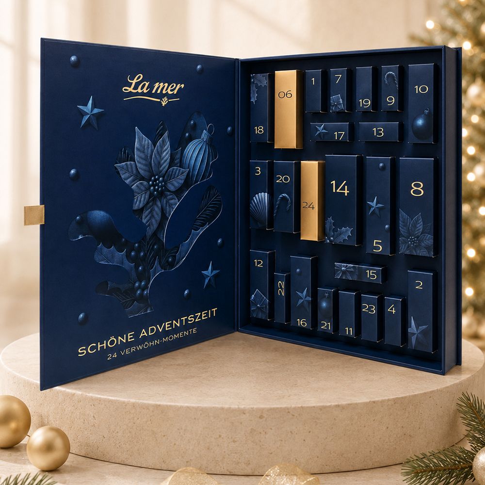 La Mer Adventskalender in Dunkelblau, geöffnet, mit 24 Türchen und weihnachtlicher Dekoration.
