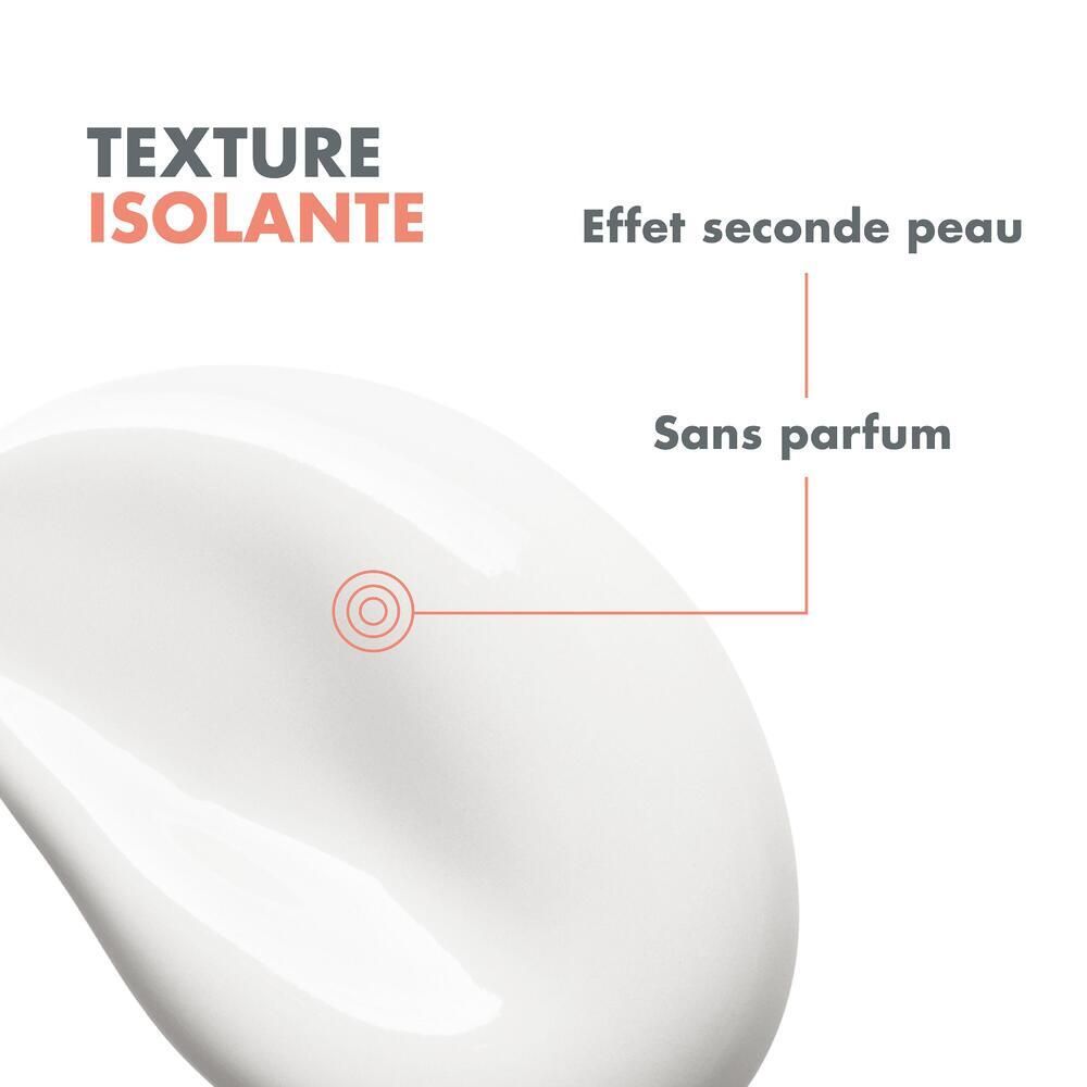 Gros plan d'une crème. Texte: Texture isolante, effet seconde peau, sans parfum. La texture est montrée.