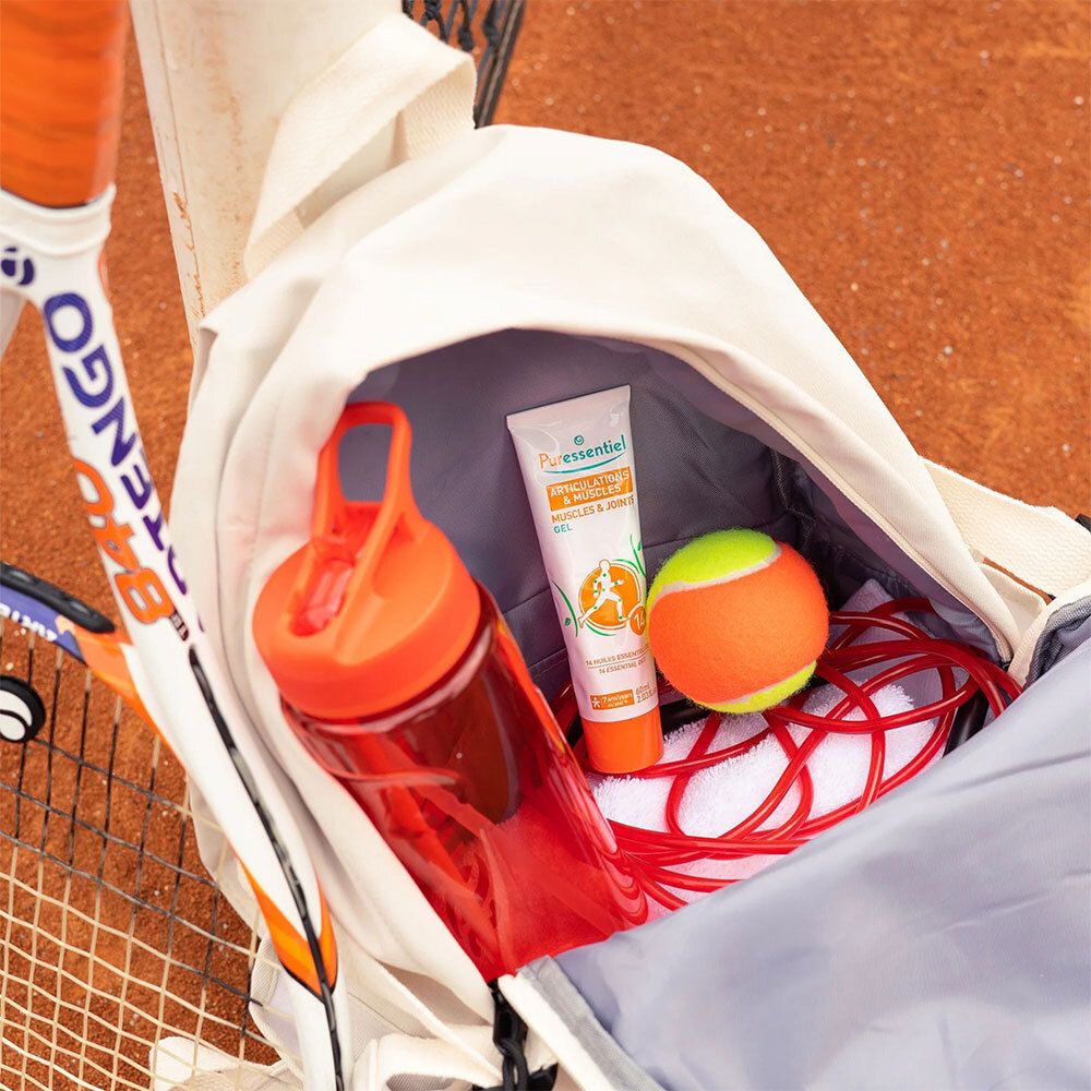 Sac de sport avec accessoires de tennis. Tube de gel, gourde, balle de tennis, raquette. Orange et blanc.