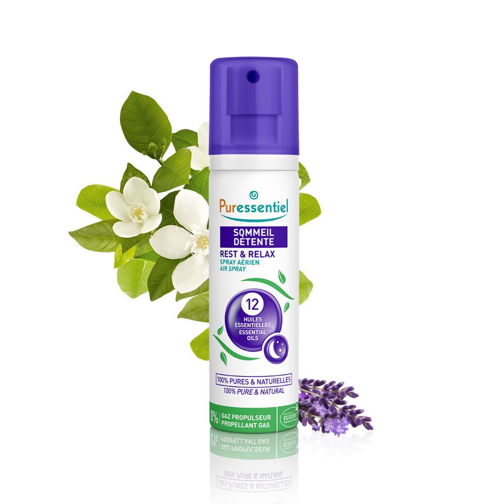 Spray Puressentiel, bouchon violet. 12 huiles essentielles. Fleurs et lavande en arrière-plan.