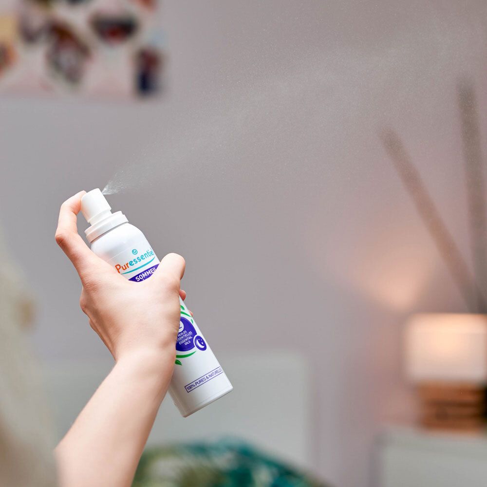 Spray blanc, bouchon violet. Vaporisation vers la caméra. Marque: Puressentiel.