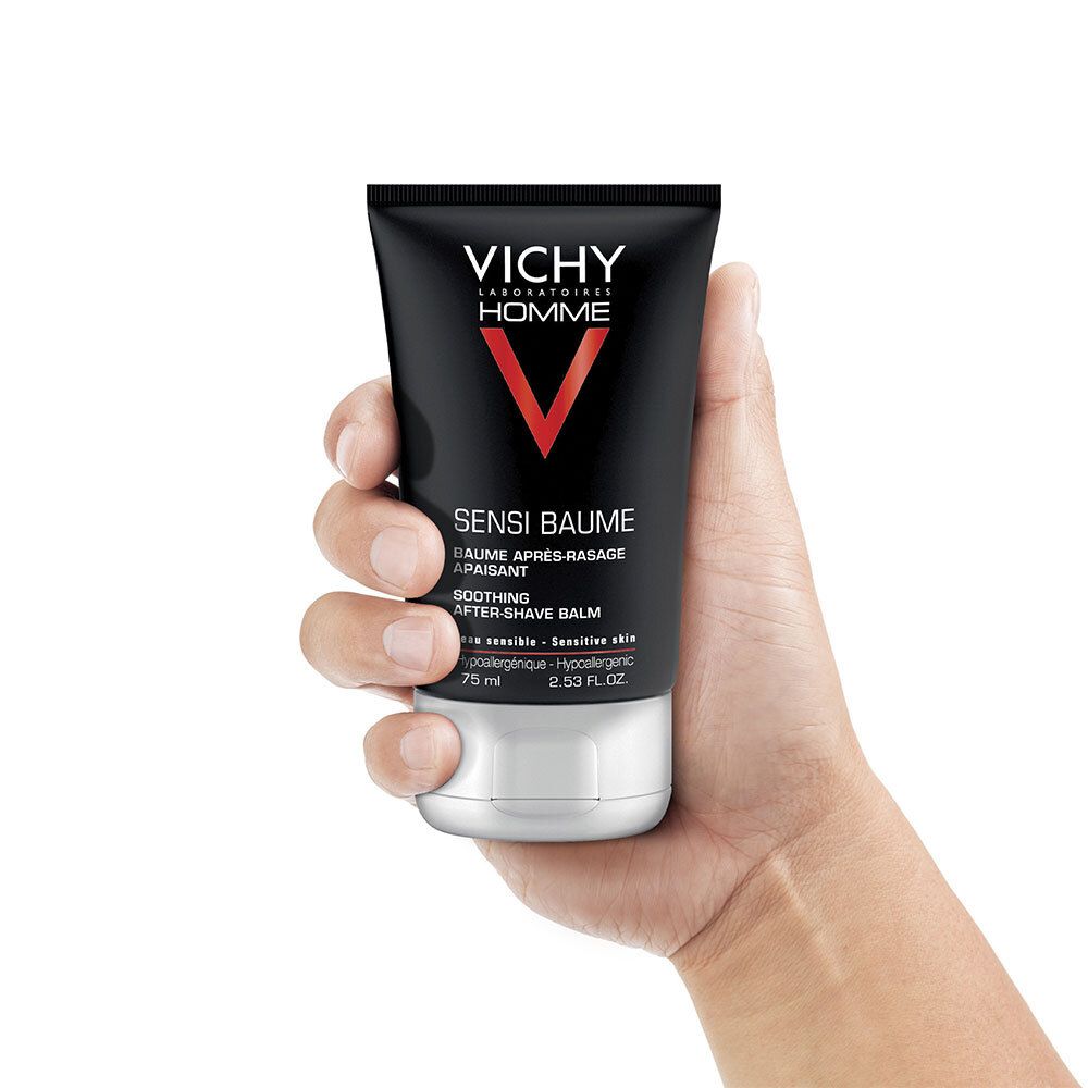 Hand hält Tube. Aufschrift: VICHY HOMME, SENSI BAUME, After-Shave Balsam, 75 ml.