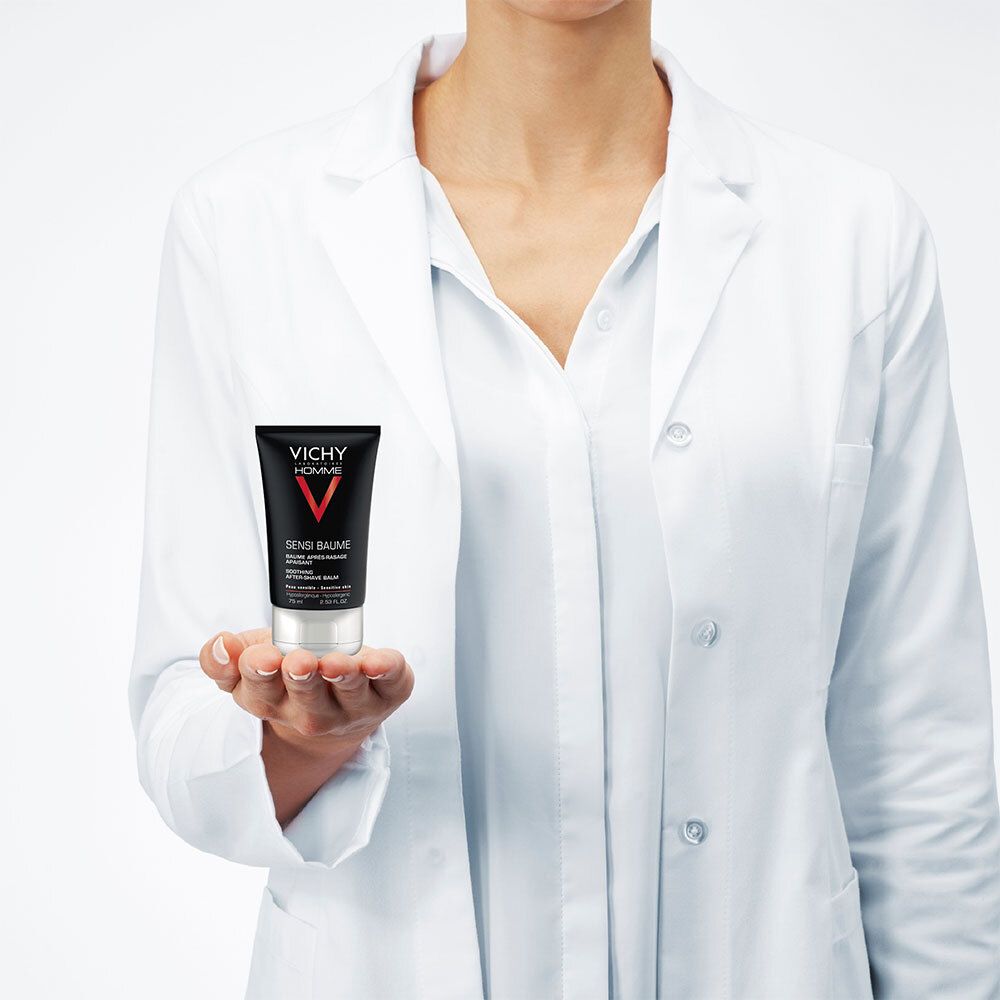 Ärztin hält Tube. Aufschrift: VICHY HOMME, SENSI BAUME, After-Shave Balsam, 75 ml.