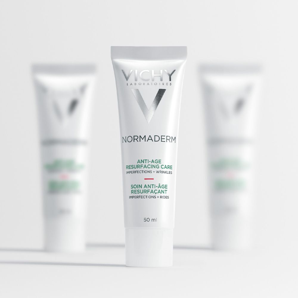 Drei weiße Tuben mit Vichy-Logo und „Normaderm“-Schriftzug. Aufschrift: Anti-Age Resurfacing Care. 50 ml.