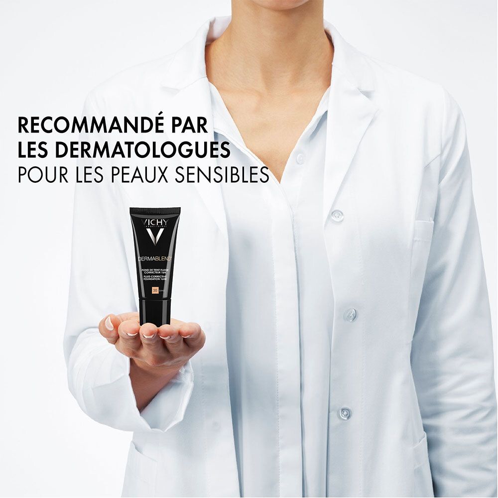 Médecin en blouse blanche tenant un tube VICHY Dermablend. Recommandé pour peaux sensibles.