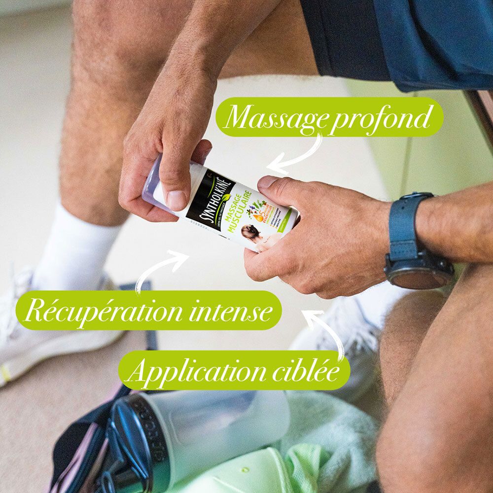 Personne tenant un flacon Syntholkiné. Inscription: Massage musculaire. Textes: Massage profond, Récupération intense, Application ciblée.