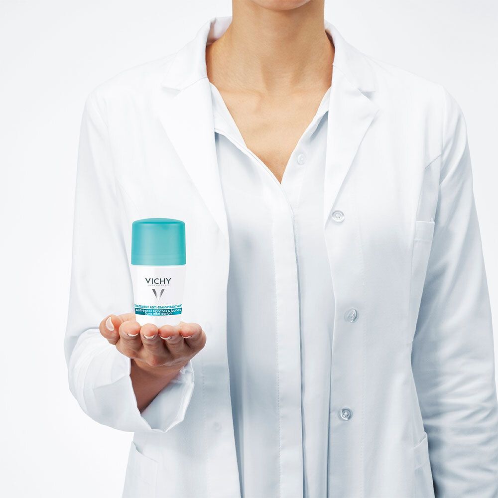 Eine Person in einem weißen Laborkittel hält ein Roll-on-Deodorant in der Hand.