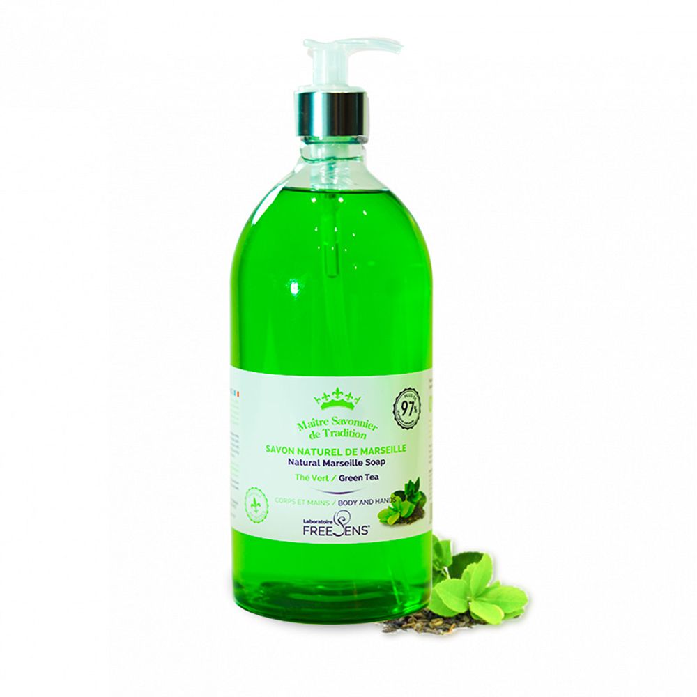 Groene vloeibare zeep in een transparante fles met doseerpomp. Opschrift: Savon de Marseille, Groene Thee. Freesens.
