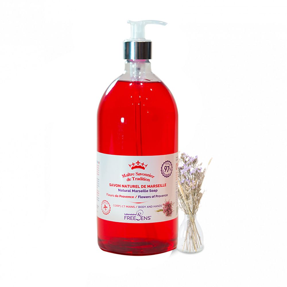 Rote Flüssigseife in einer transparenten Flasche mit Dosierpumpe. Aufschrift: Freesens, Savon Naturel de Marseille.