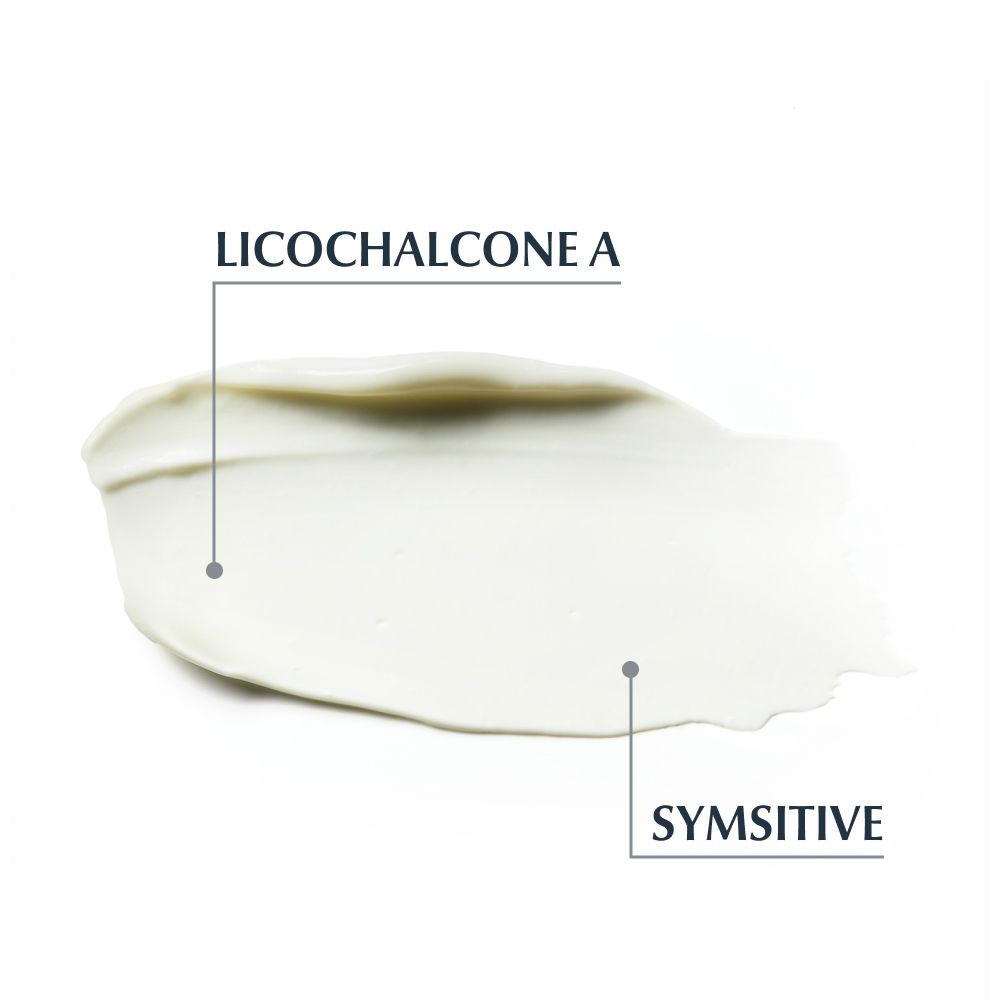 Creme-Textur mit den Inhaltsstoffen Symsitive und Licochalcone A. Weiße Creme auf weißem Hintergrund.