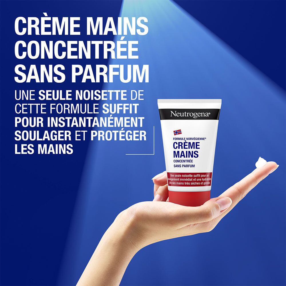 Hand hält Tube. Aufschrift: Crème Mains Concentrée Sans Parfum. Produkt auf Hand aufgetragen. Blauer Hintergrund.