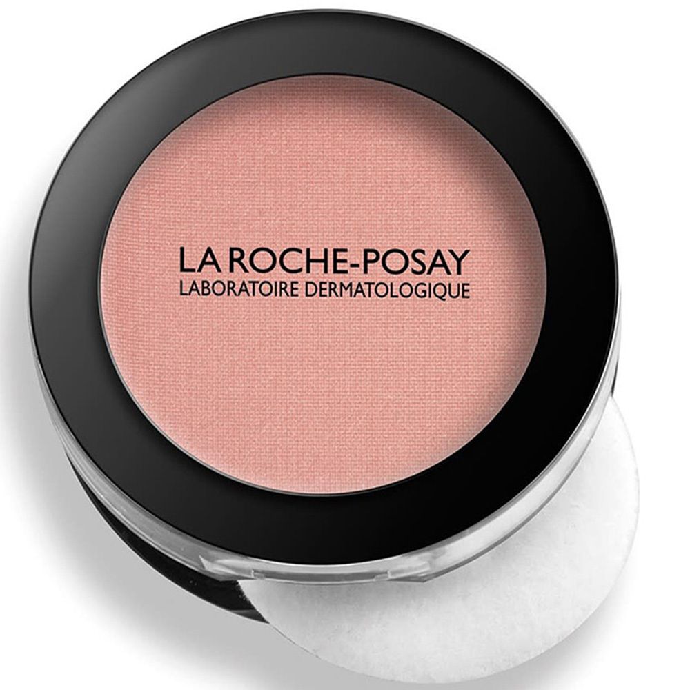 Fard à joues compact rond en boîtier noir. Poudre rose avec logo La Roche-Posay. Avec applicateur.