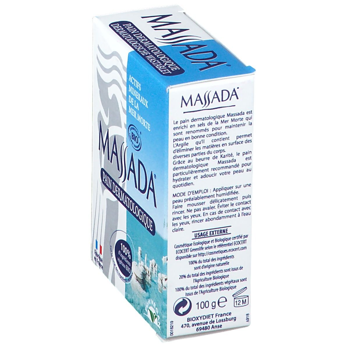 Boîte de savon dermatologique Massada, en biais. Texte sur le côté : ingrédients, mode d'emploi, certification bio, label vegan, origine France.