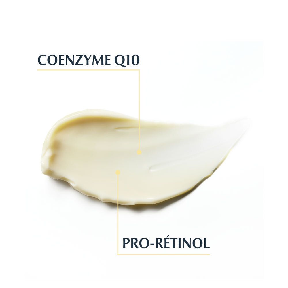 Texture de crème. Coenzyme Q10 et Pro-Rétinol. Sur fond blanc.