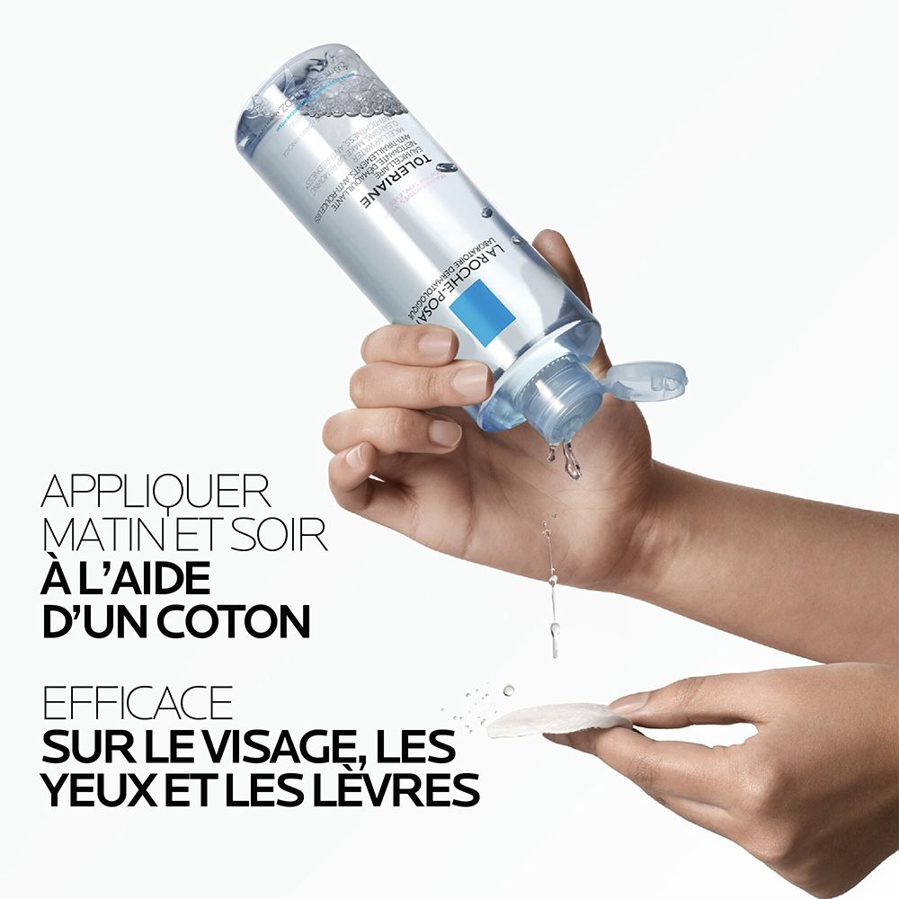 Mains tenant une bouteille d'Eau Micellaire LA ROCHE-POSAY Toleriane et un coton. Application: matin et soir.