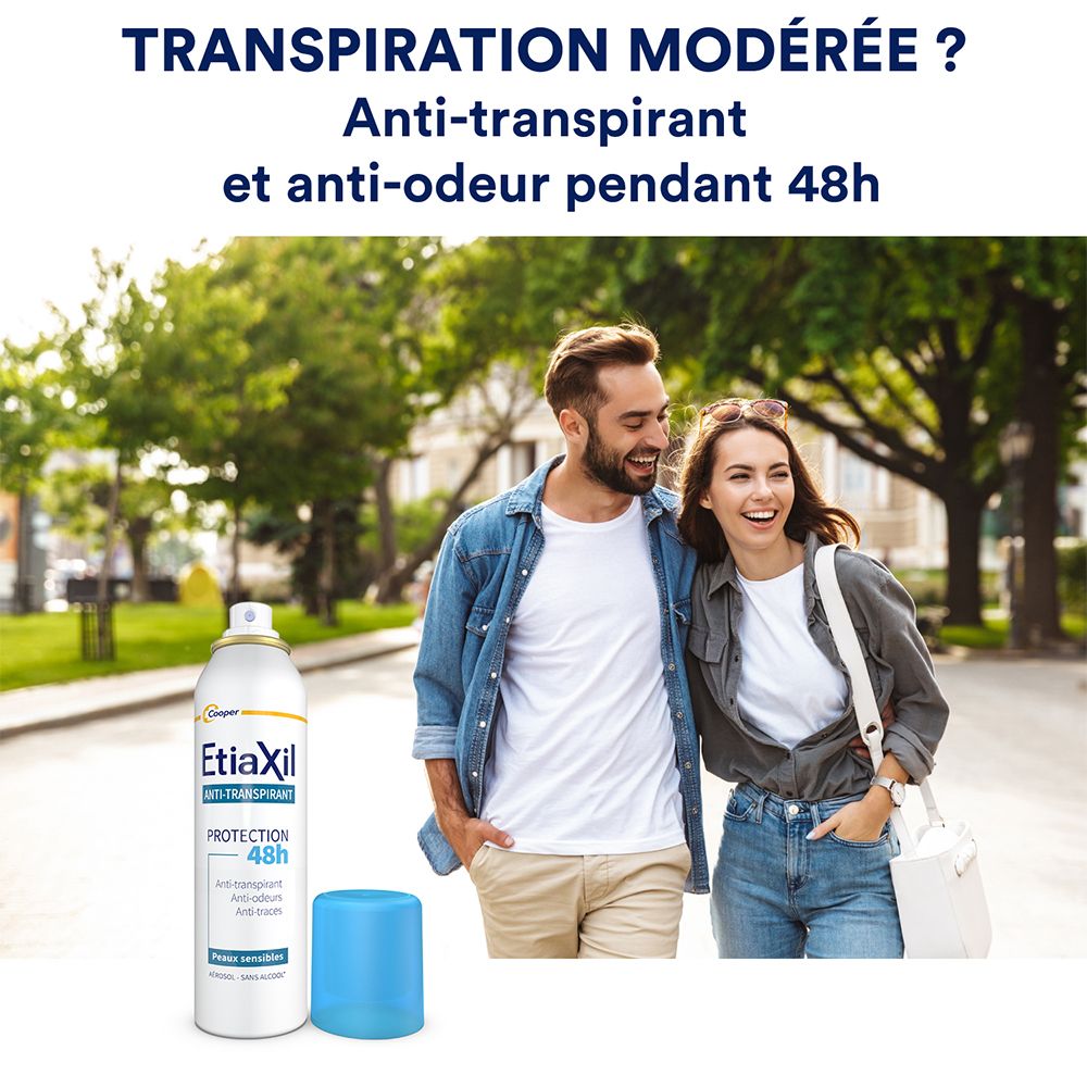 Paar im Freien mit EtiaXil Spray. Spray mit blauer Kappe und weißer Dose. Aufschrift: Protection 48h.