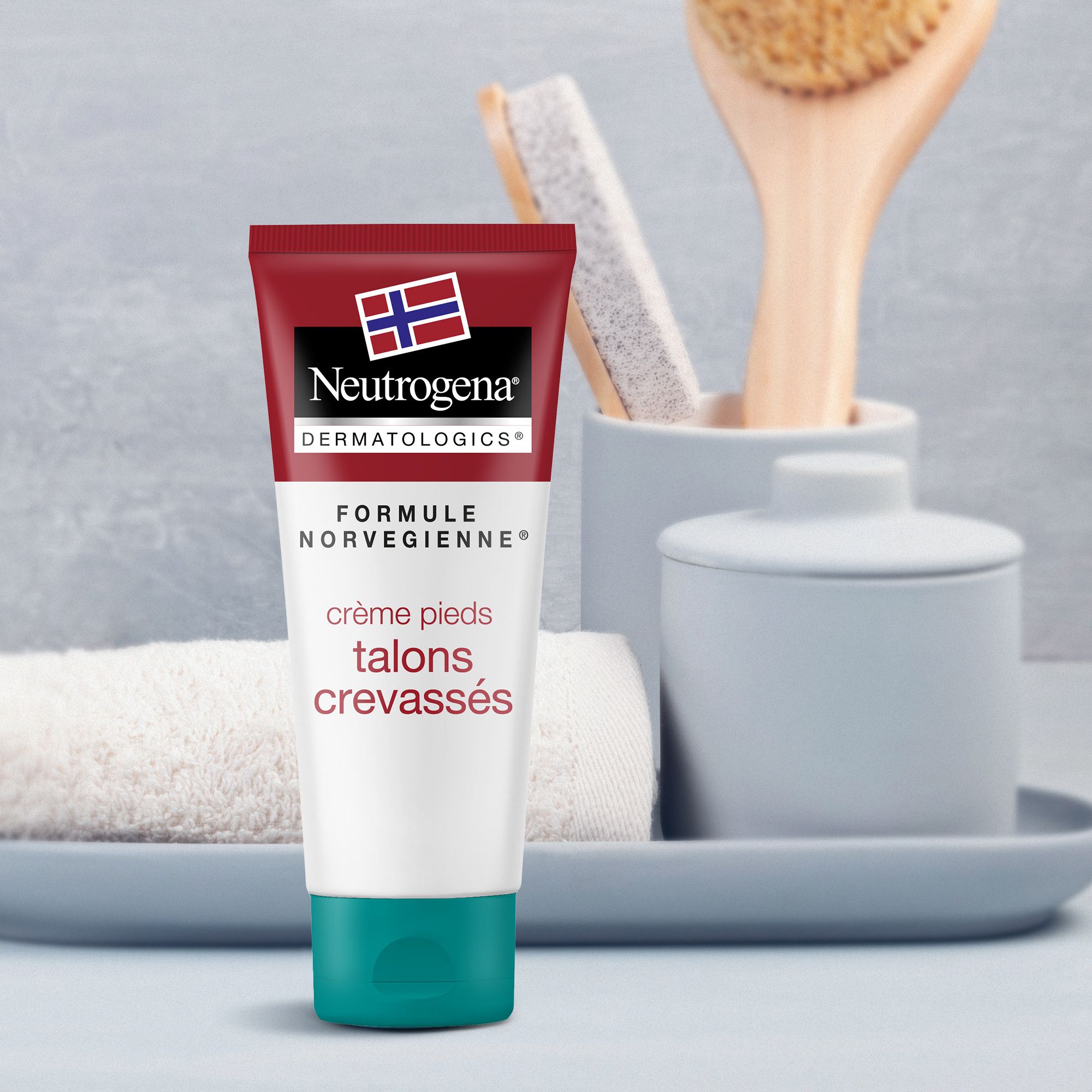 Tube crème Neutrogena®. Texte: Crème pieds talons crevassés. Sur plateau avec accessoires.