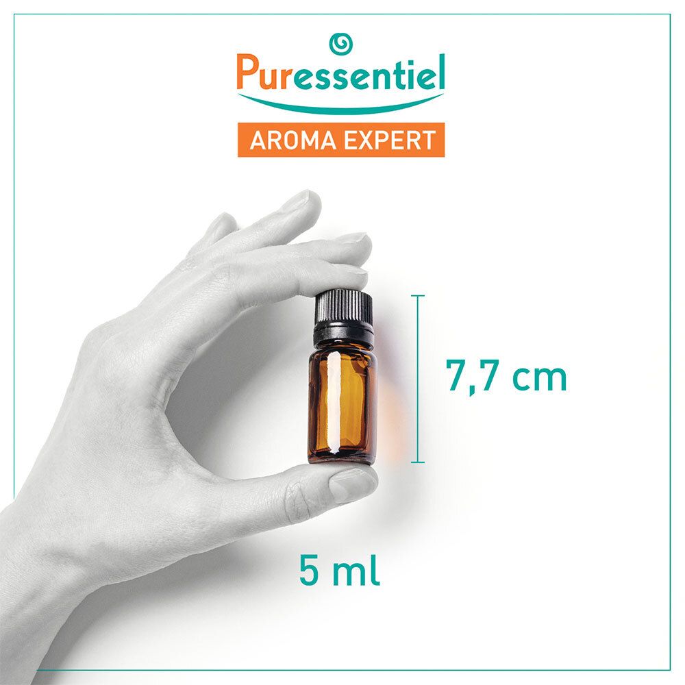Hand houdt een bruine glazen fles vast. Opschrift: 5 ml. Afmetingen: 7,7 cm.