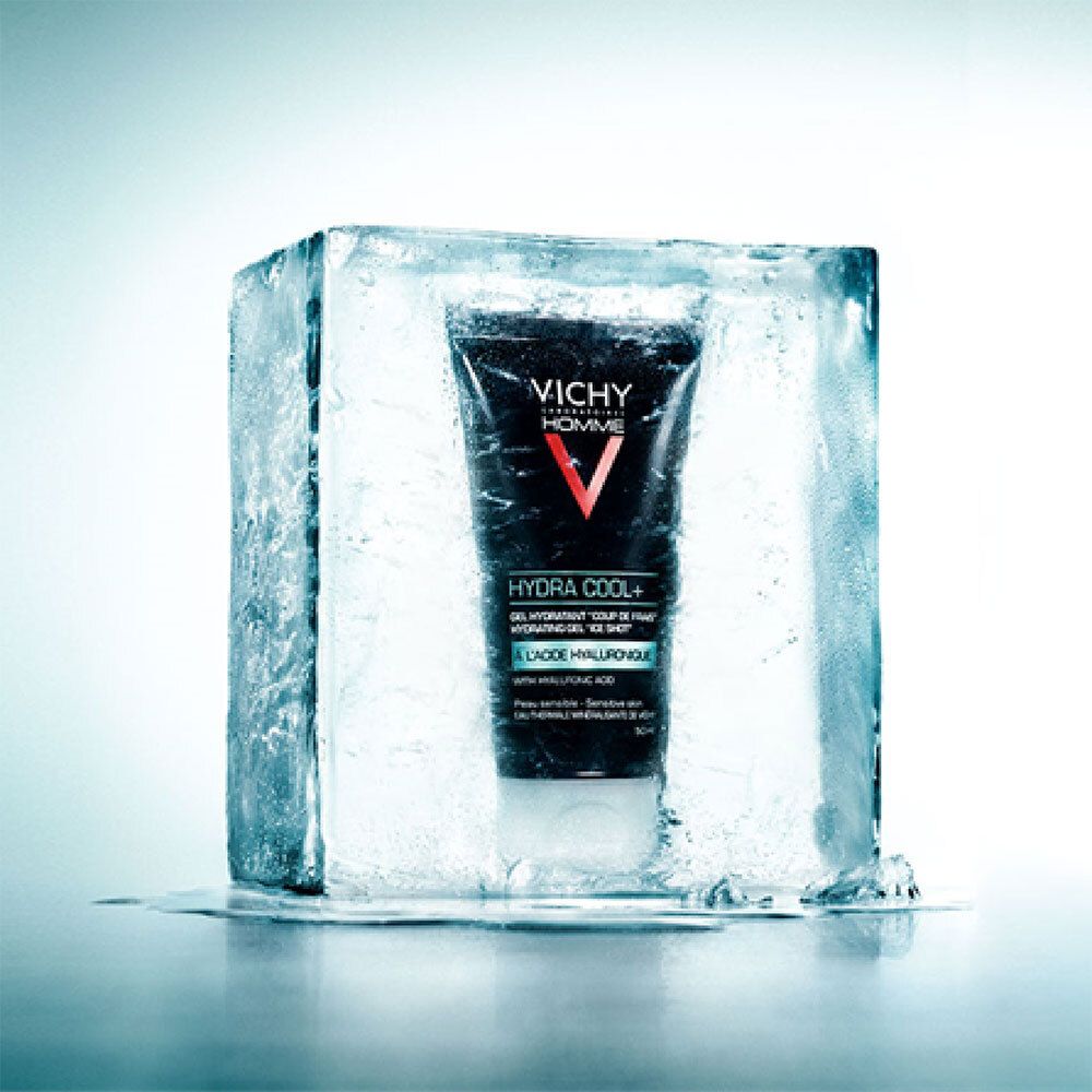 Tube Vichy Homme Hydra Cool+ in Eisblock. Schwarze Tube mit Text und Logo. Eisblock mit Produkt.
