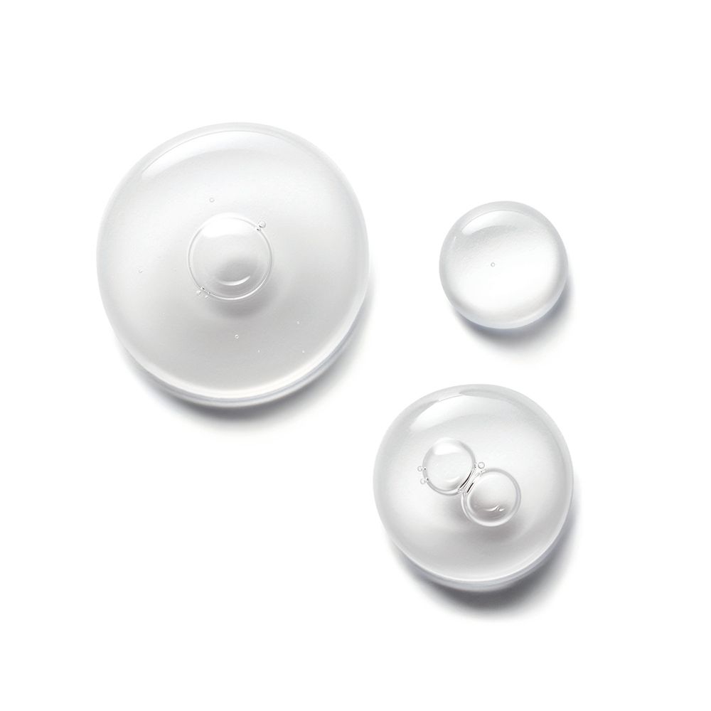 Trois gouttes transparentes. Deux gouttes avec des bulles.