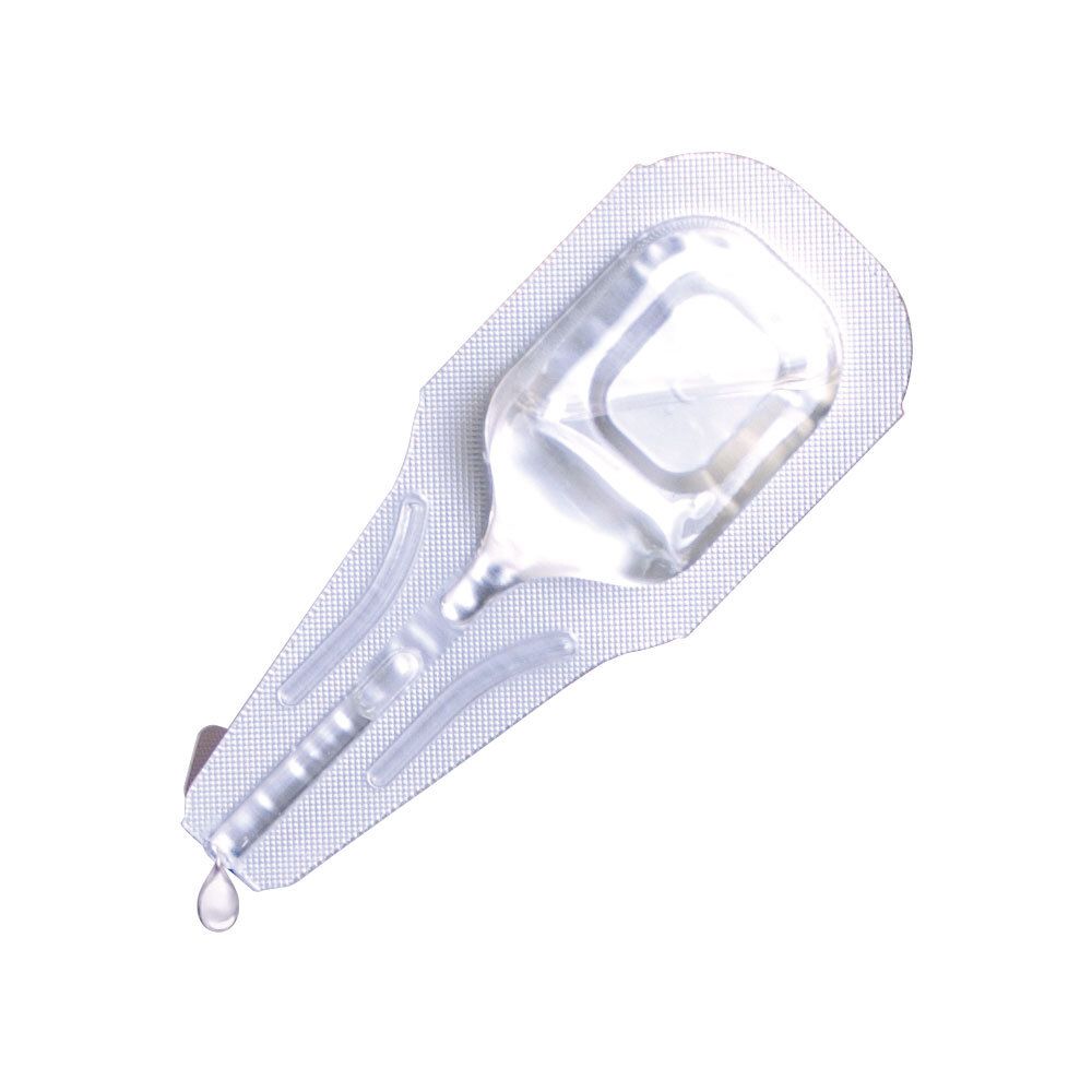 Pipette spot-on transparente. Goutte au bout. Sur fond blanc.