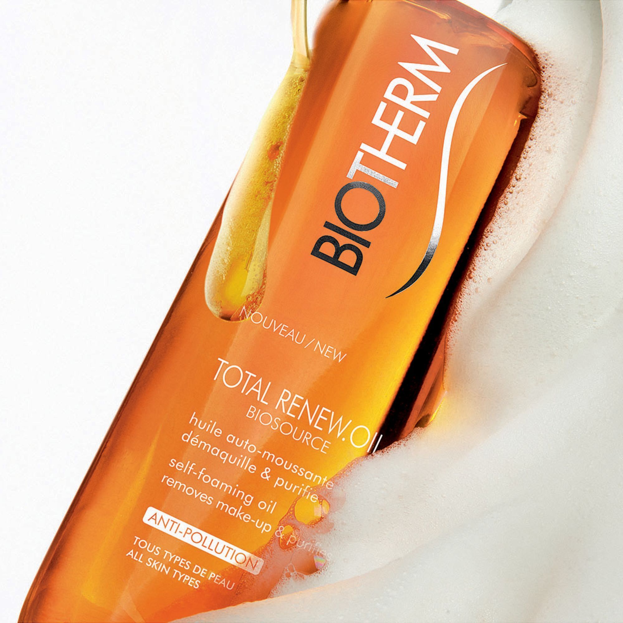 Nahaufnahme von Biotherm Biosource Total Renew Oil in Schaum. Logo und Produktname sichtbar.