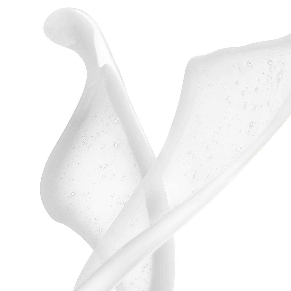 Close-up van serum dat uit een pipet druppelt.