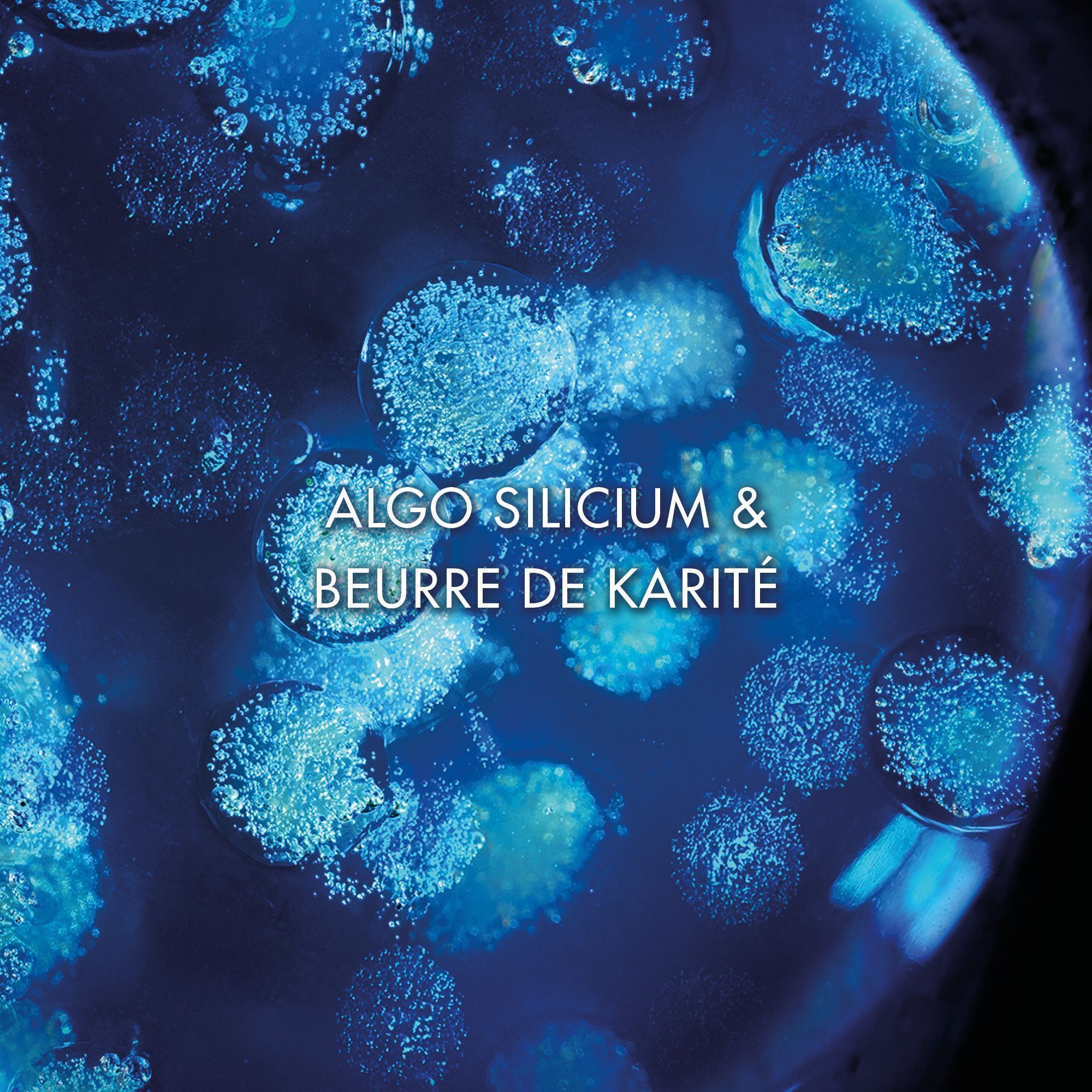 Nahaufnahme von blauen Flüssigkeitstropfen. Text: Algo Silicium & Beurre de Karité.