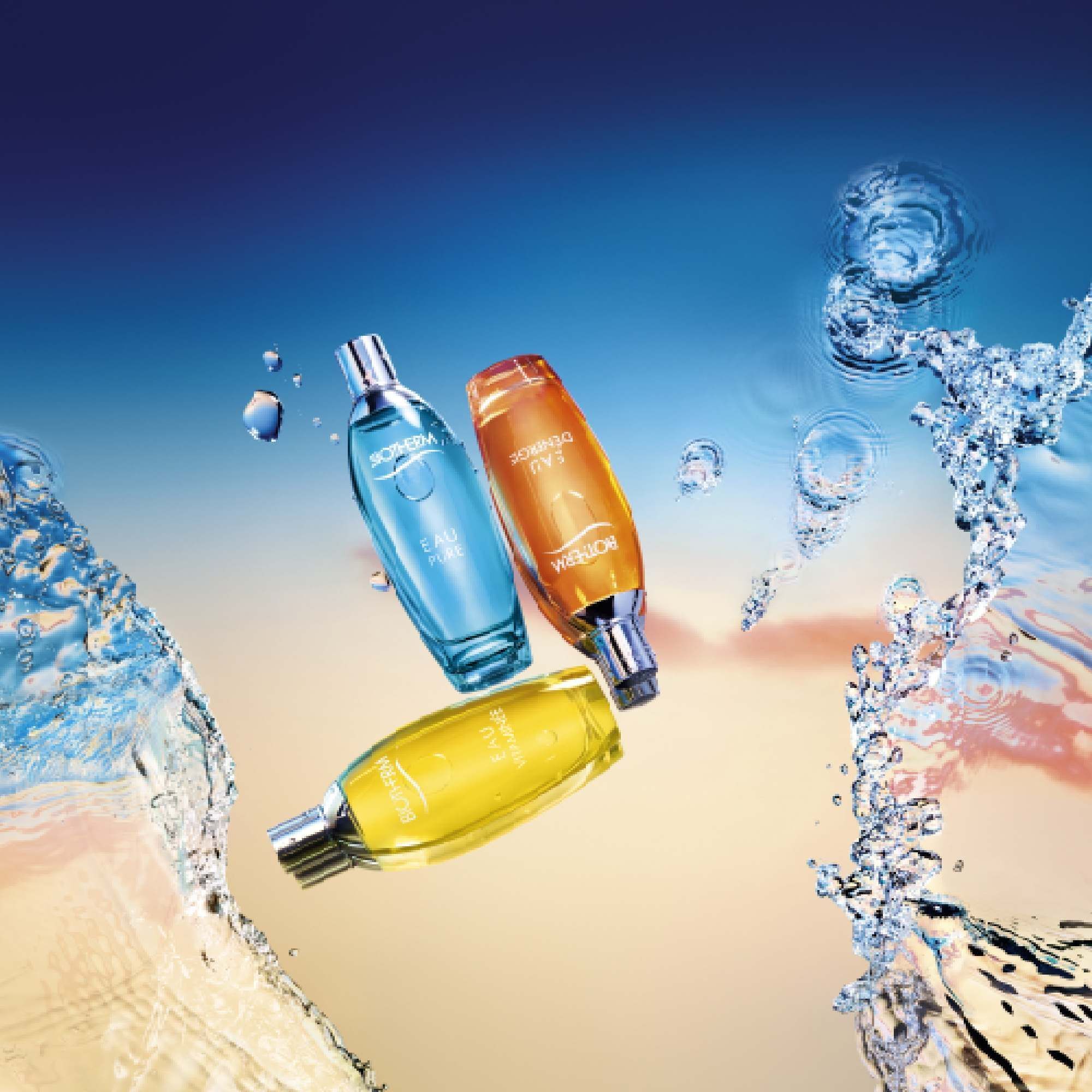 Drei Flaschen im Wasser. Aufschrift: Biotherm, EAU VITAMINÉE. Wasserspritzer.