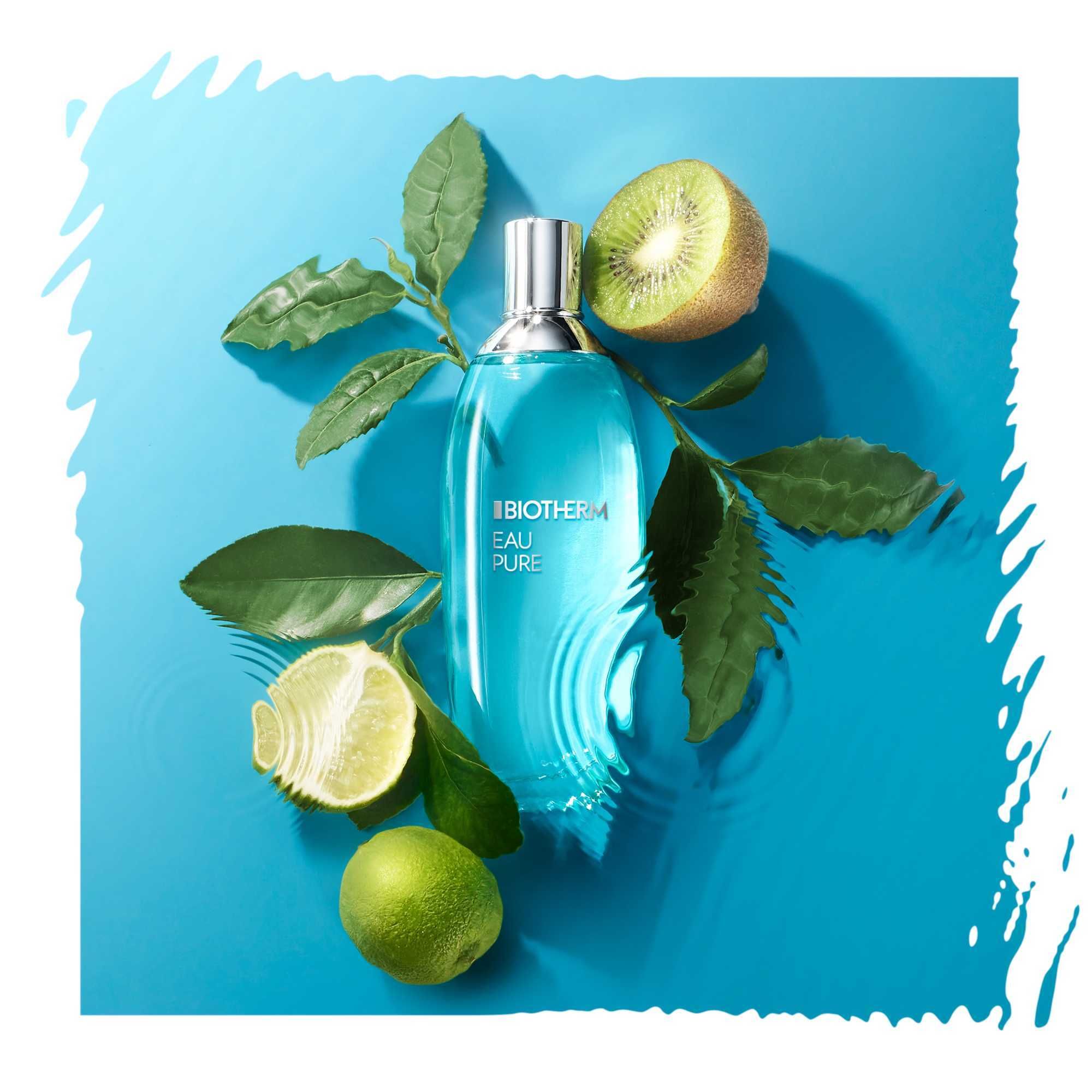 BIOTHERM EAU PURE Körperspray auf blauem Hintergrund. Dekoriert mit Kiwi, Limette und Blättern.