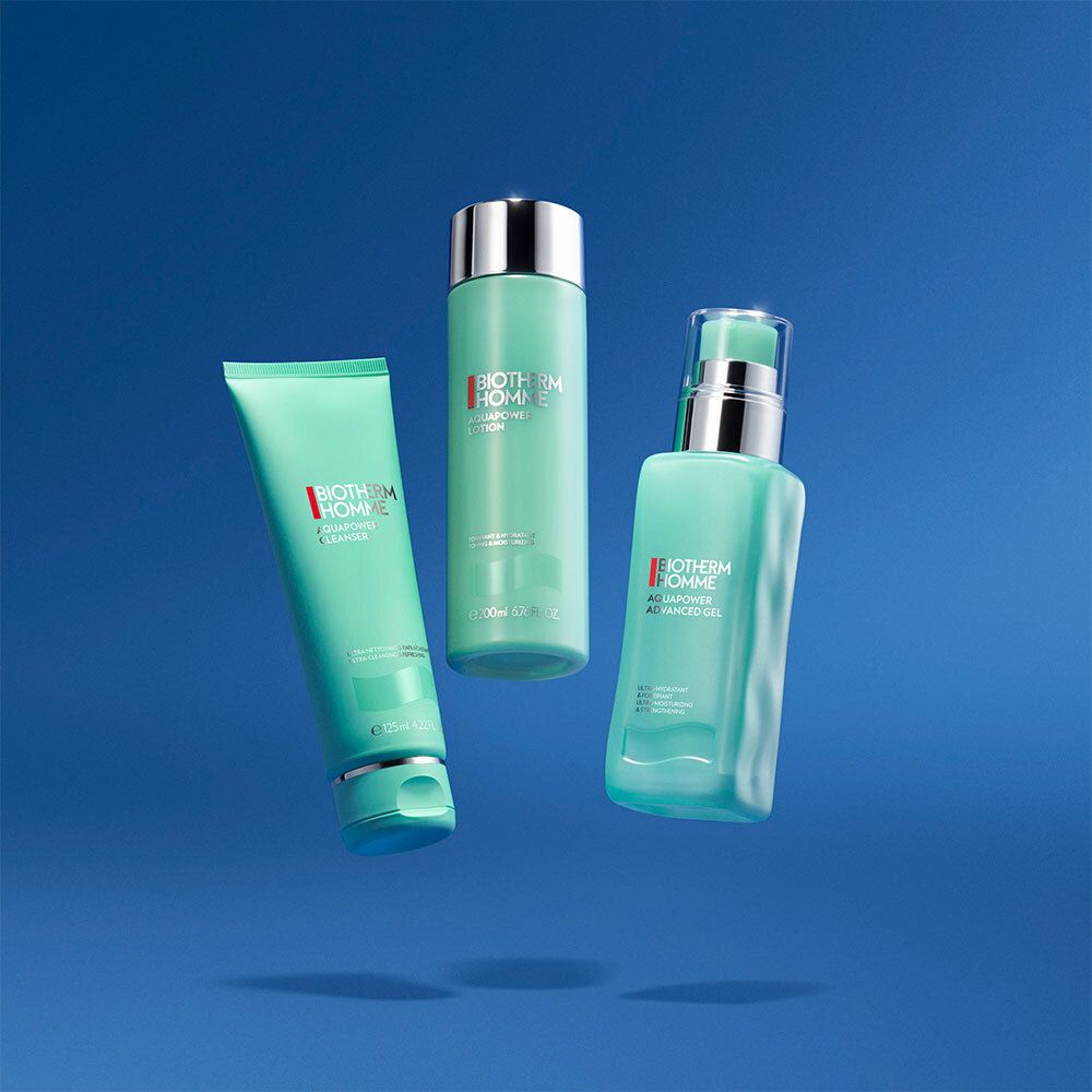 Drei BIOTHERM HOMME Produkte: Tube, Flasche und Pumpflasche, alle türkisfarben, auf blauem Hintergrund.