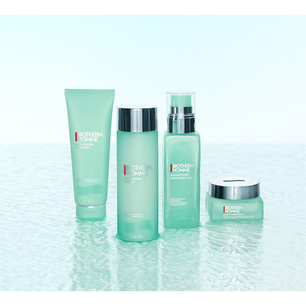 Vier Produkte auf einer Oberfläche. BIOTHERM HOMME. Flasche, Gel, Creme und Reiniger.