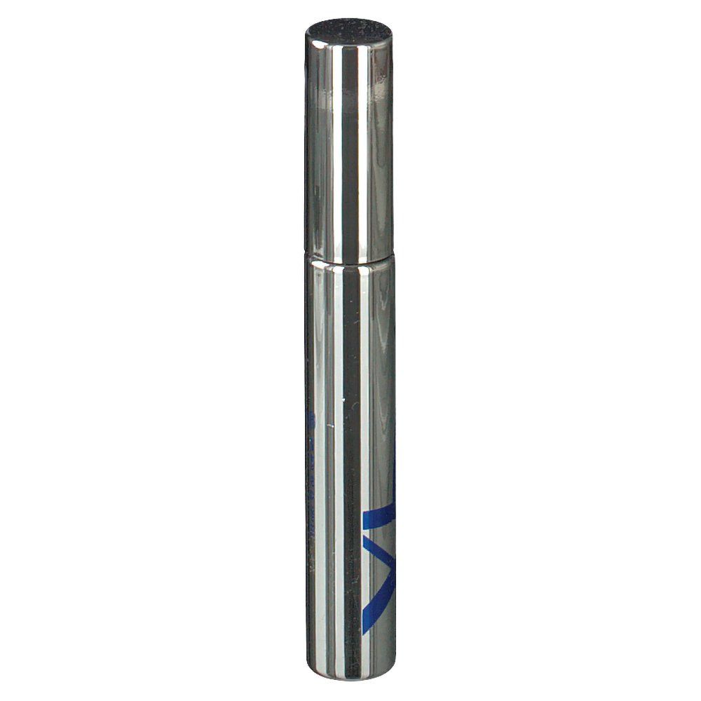 Tube de mascara argenté avec texte bleu. Capuchon et tube en métal. Une partie du logo est visible.