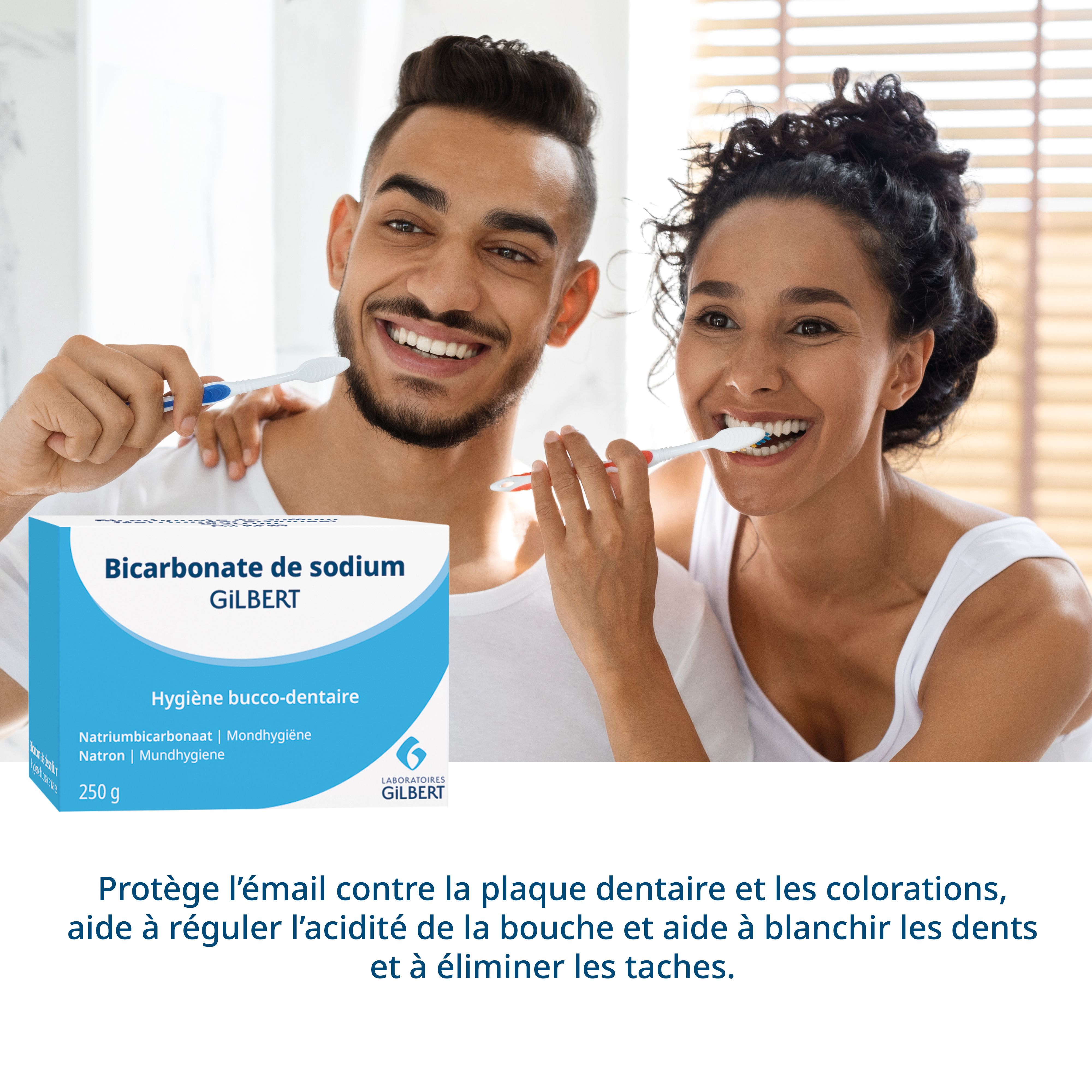 Ein Paar putzt sich die Zähne mit Zahnbürsten. Daneben eine Packung Natron für Mundhygiene.