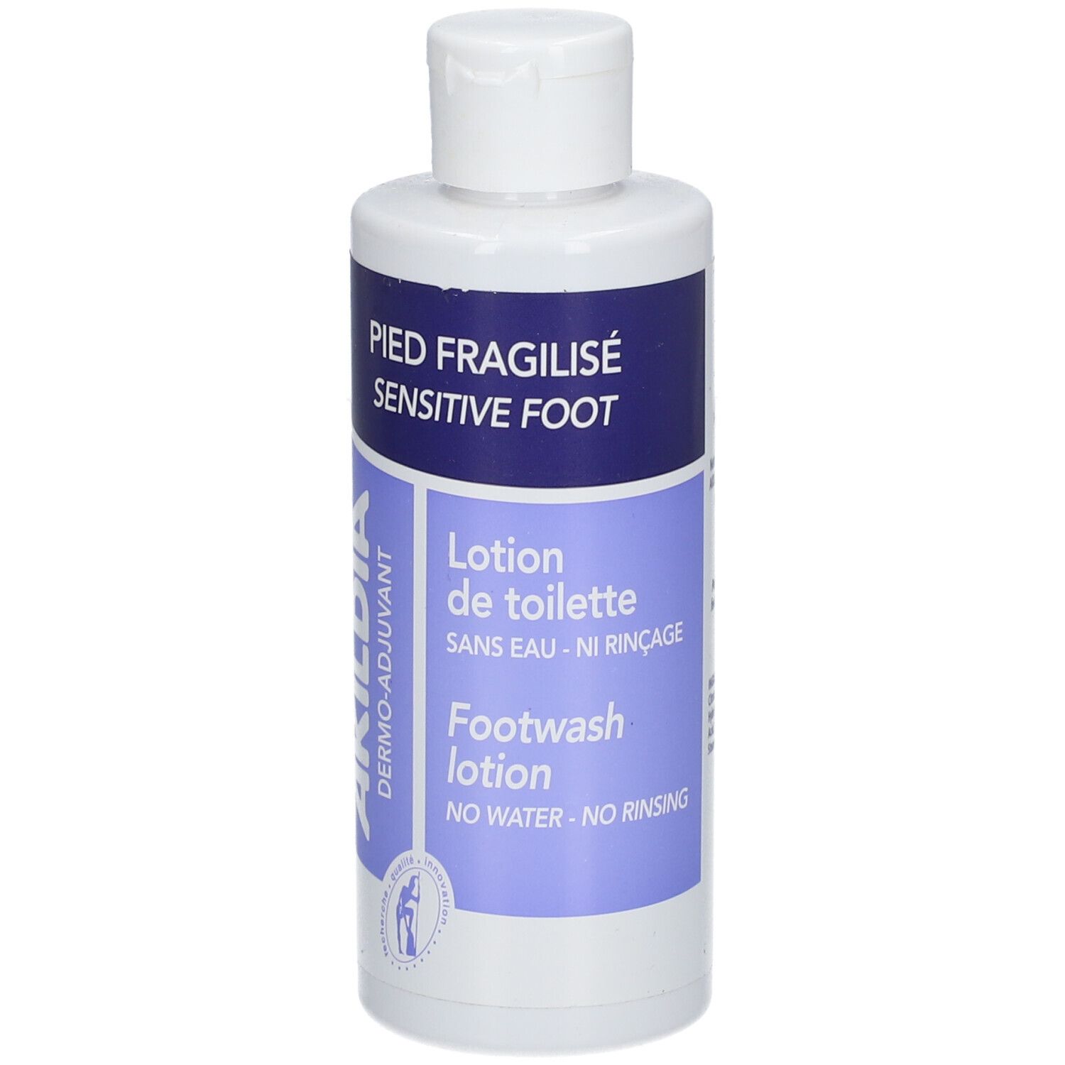 Flacon blanc avec étiquette bleue. Texte: AKILDIA, PIED FRAGILISE, Sensitive Foot, Lotion de toilette, Footwash lotion. Bouchon blanc.