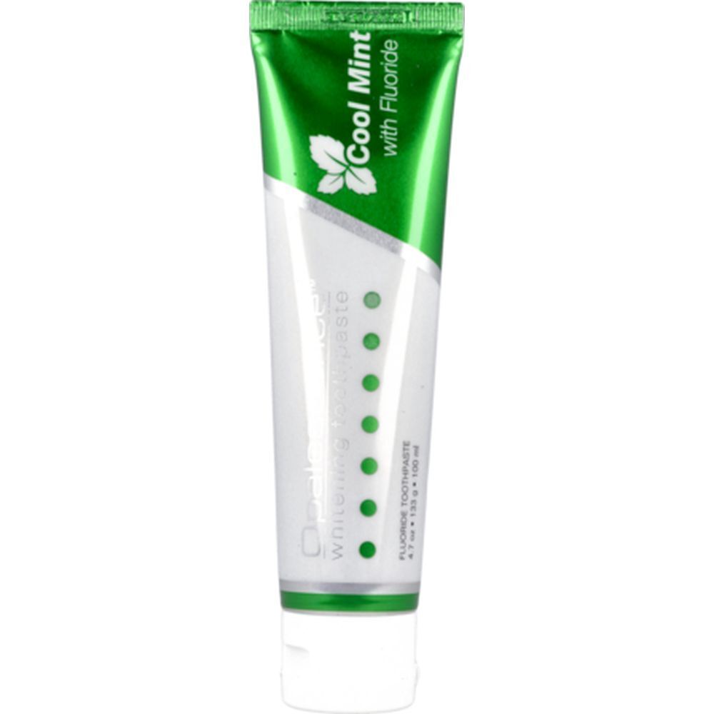 Tube de dentifrice, blanc et vert. Inscription : Opalescence, Cool Mint, Fluorure. Bouchon blanc.