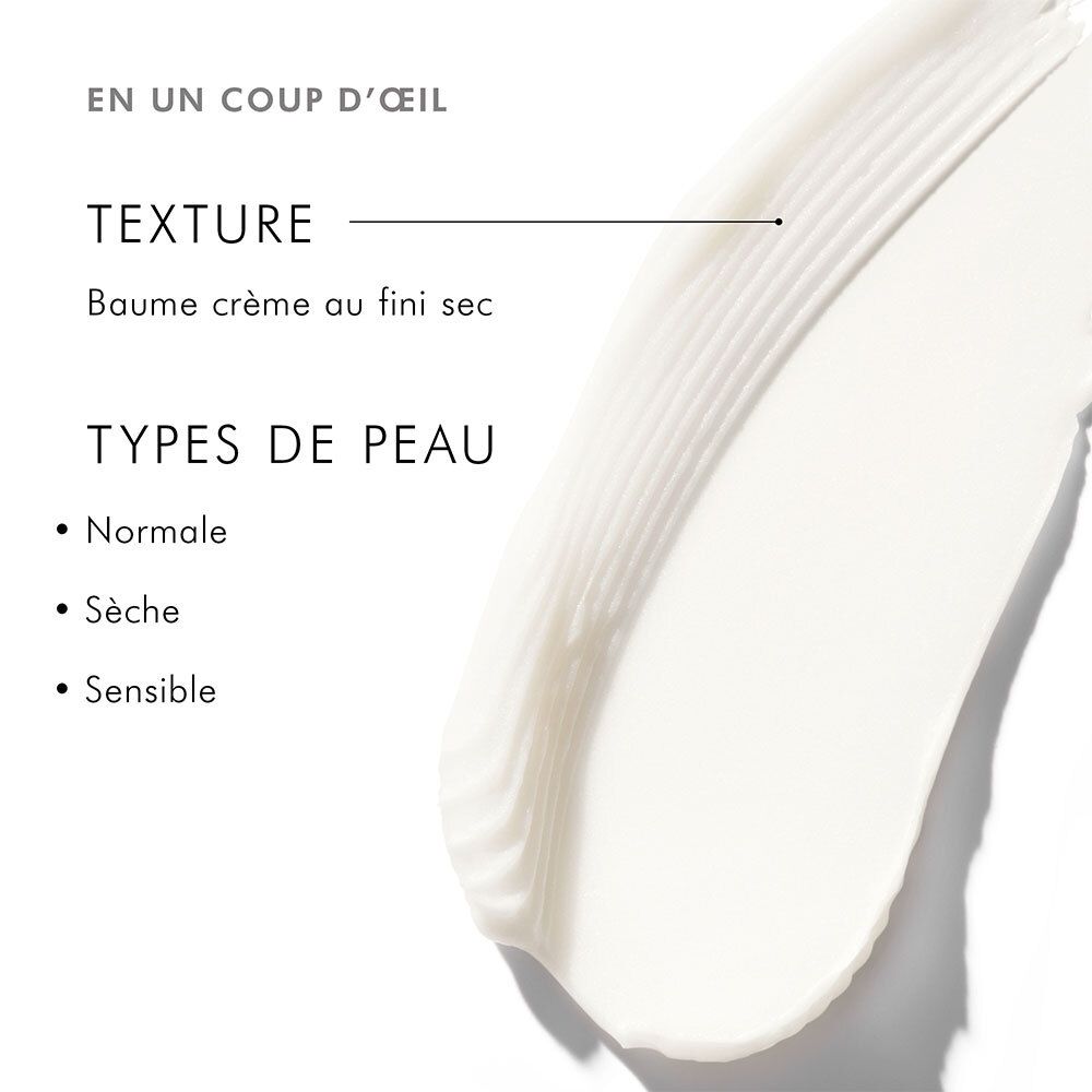 Gros plan d'une crème. Texte : TEXTURE, Baume crème au fini sec. Types de peau : Normale, Sèche, Sensible.