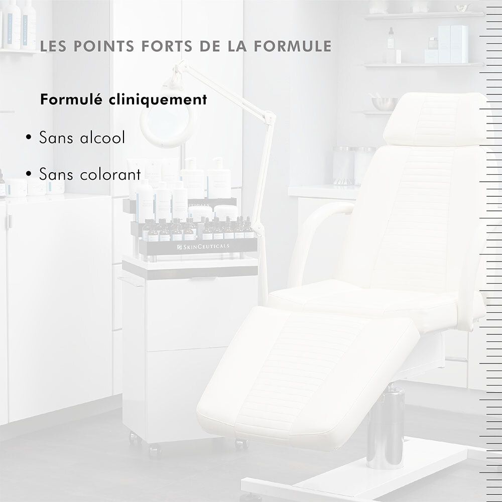 Fond d'un studio de cosmétiques. Texte : Formulé cliniquement, Sans alcool, Sans colorant.