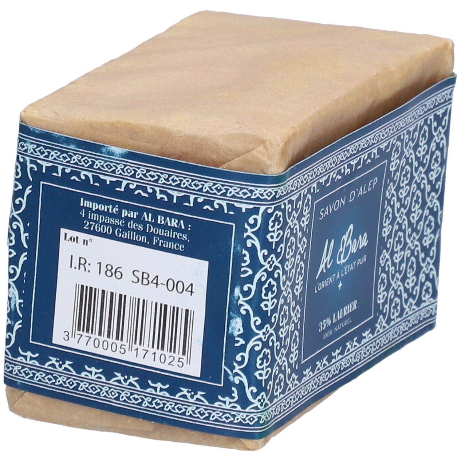 Savon emballé. Bande bleue avec motifs floraux, texte et code-barres. Importé par Al Bara, France.