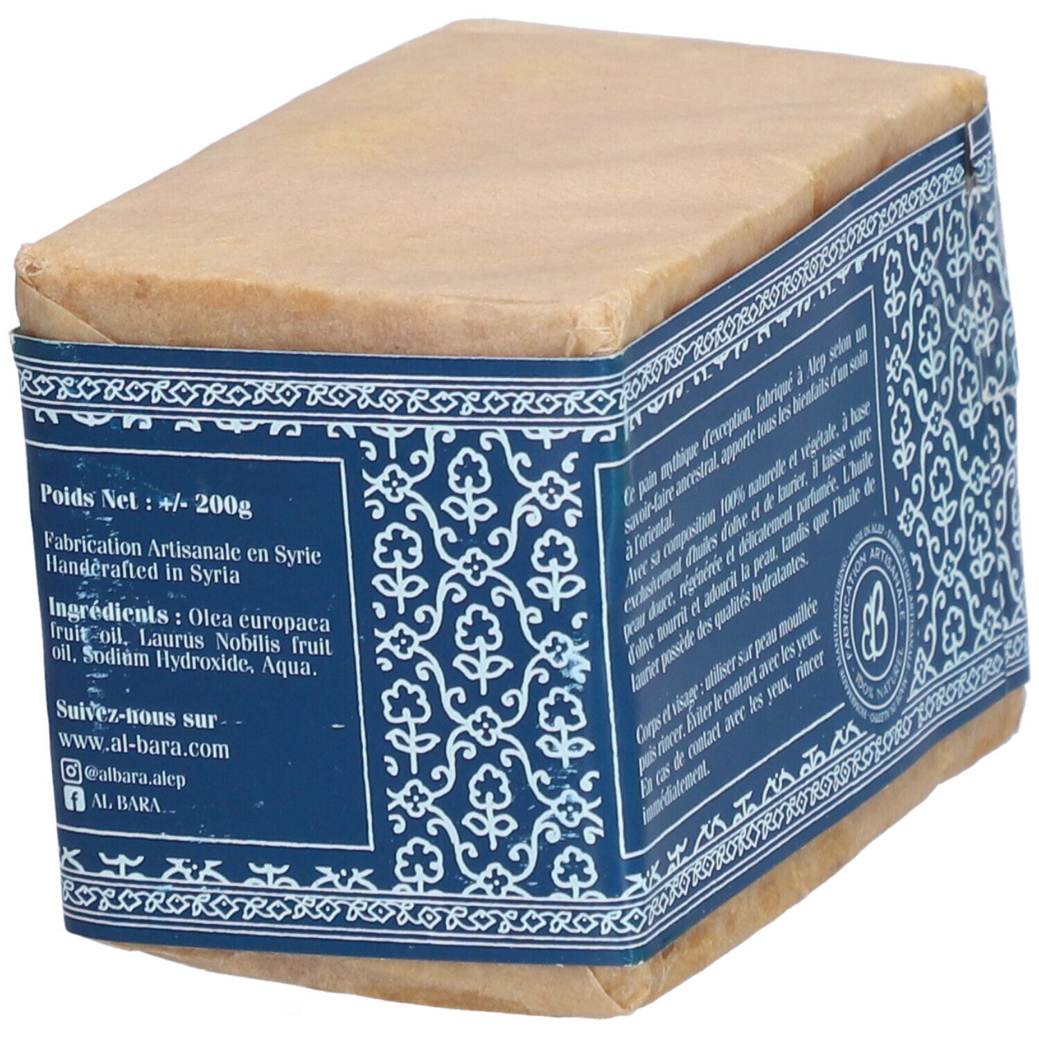 Savon emballé. Bande bleue avec motifs floraux et texte. Fabriqué en Syrie. Poids net: +/- 200g.