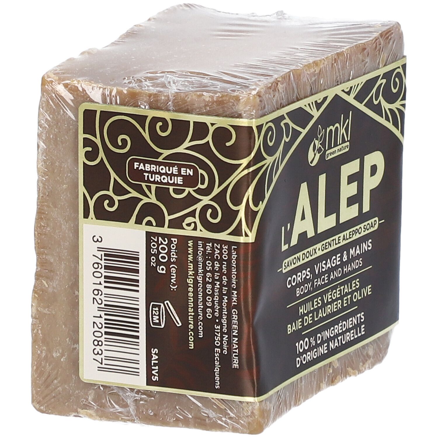 Vierkante zeep verpakt in folie. Label: mkl green nature, L'ALEP, Savon doux, Corps, Visage & Mains, 200g, Fabriqué en Turquie.