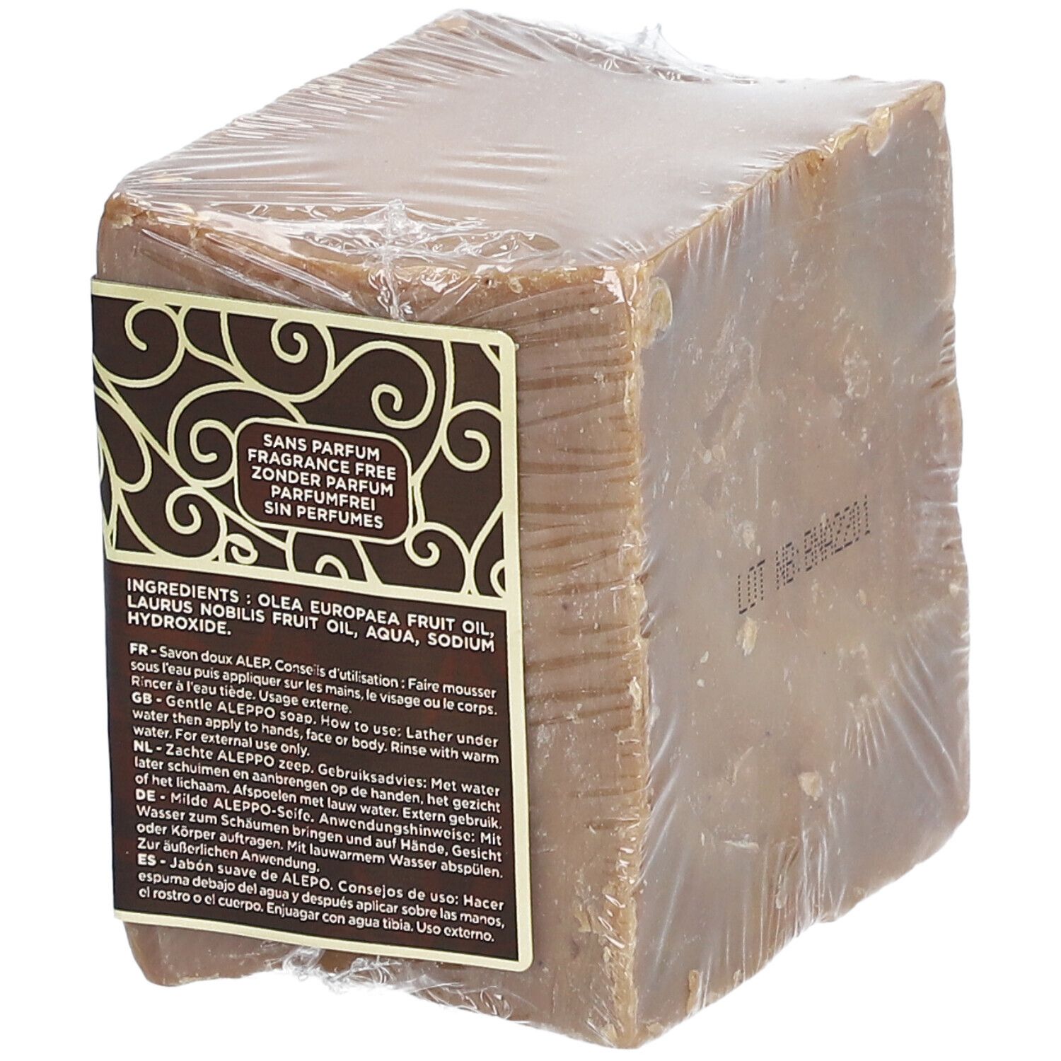 Vierkante zeep verpakt in folie. Label: Sans parfum, Ingrediënten, Gebruiksaanwijzing. De zeep is lichtbruin.