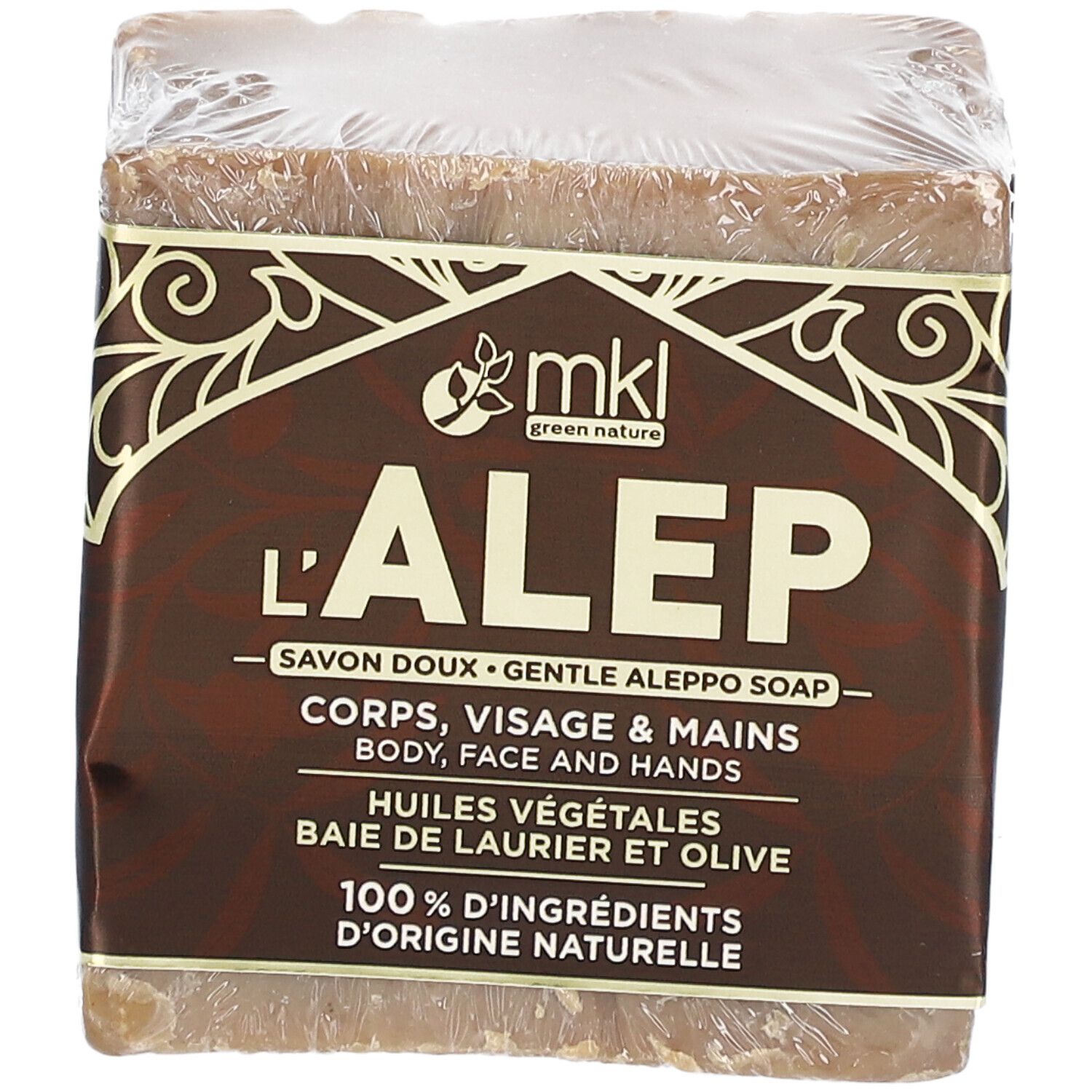 Vierkante zeep verpakt in folie. Label: mkl green nature, L'ALEP, Savon doux, Corps, Visage & Mains, Huiles végétales, 100% d'ingrédients.